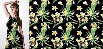 09030 Materiał ze wzorem duże malowane kwiaty (plumeria), egzotyczne liście w stylu akwareli